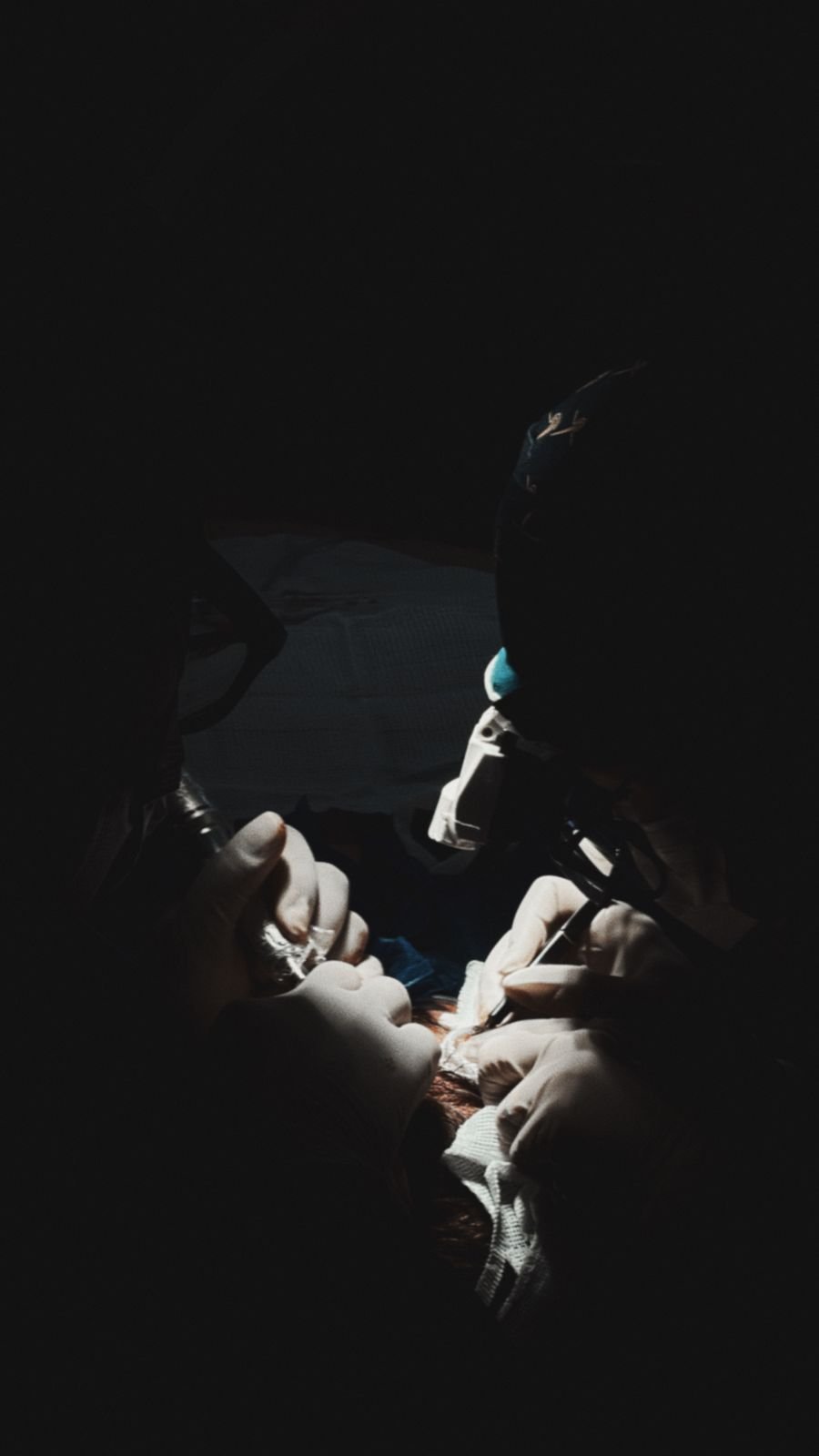 Instrumental cirúrgico em luz baixa