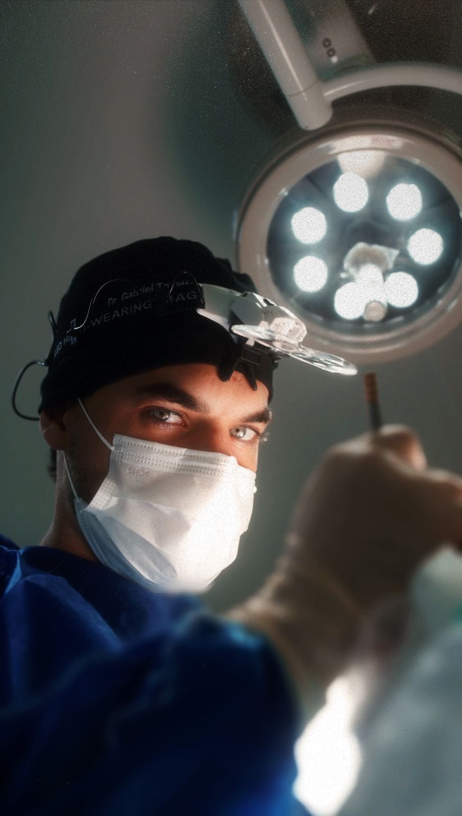 Dr. Gabriel com lupa cirúrgica