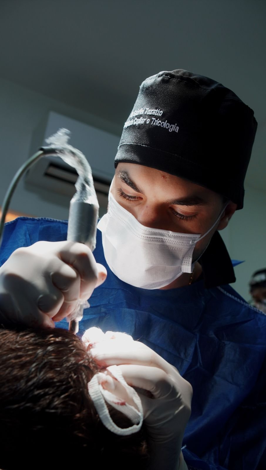 Dr. Gabriel e assistente durante o procedimento